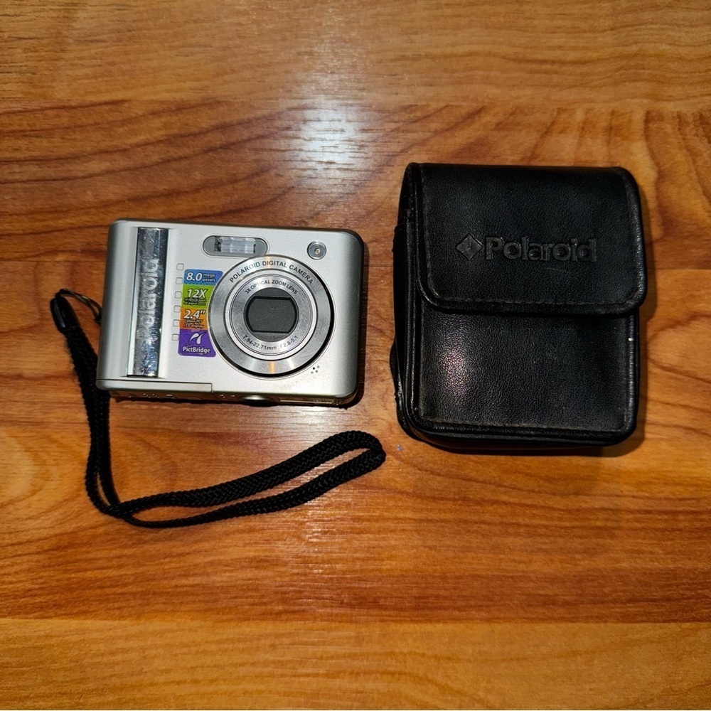 FOR PARTS NOT WORKING Polaroid i832 8.0 MP Digital Camera Silver + Polaroid Case